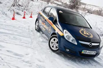 Opel зимой на автодроме автошколы